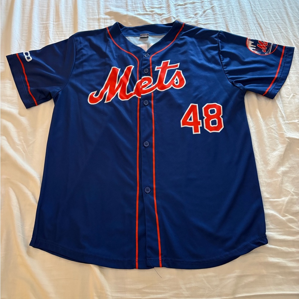 Mets Baseball Jersey Featuring deGrom